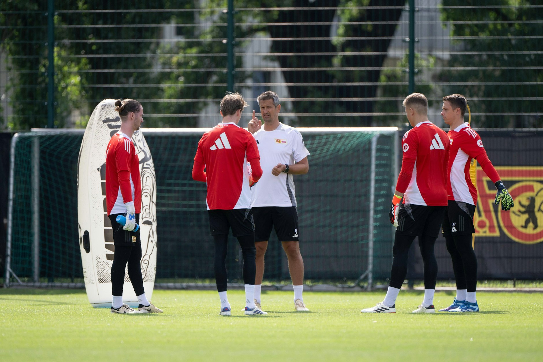 Torwarttrainer Michael Gspurning kann sich derzeit nicht über mangelnde Trainingsbeteiligung beklagen.