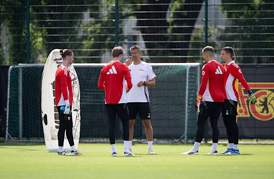 Torwarttrainer Michael Gspurning kann sich derzeit nicht über mangelnde Trainingsbeteiligung beklagen.