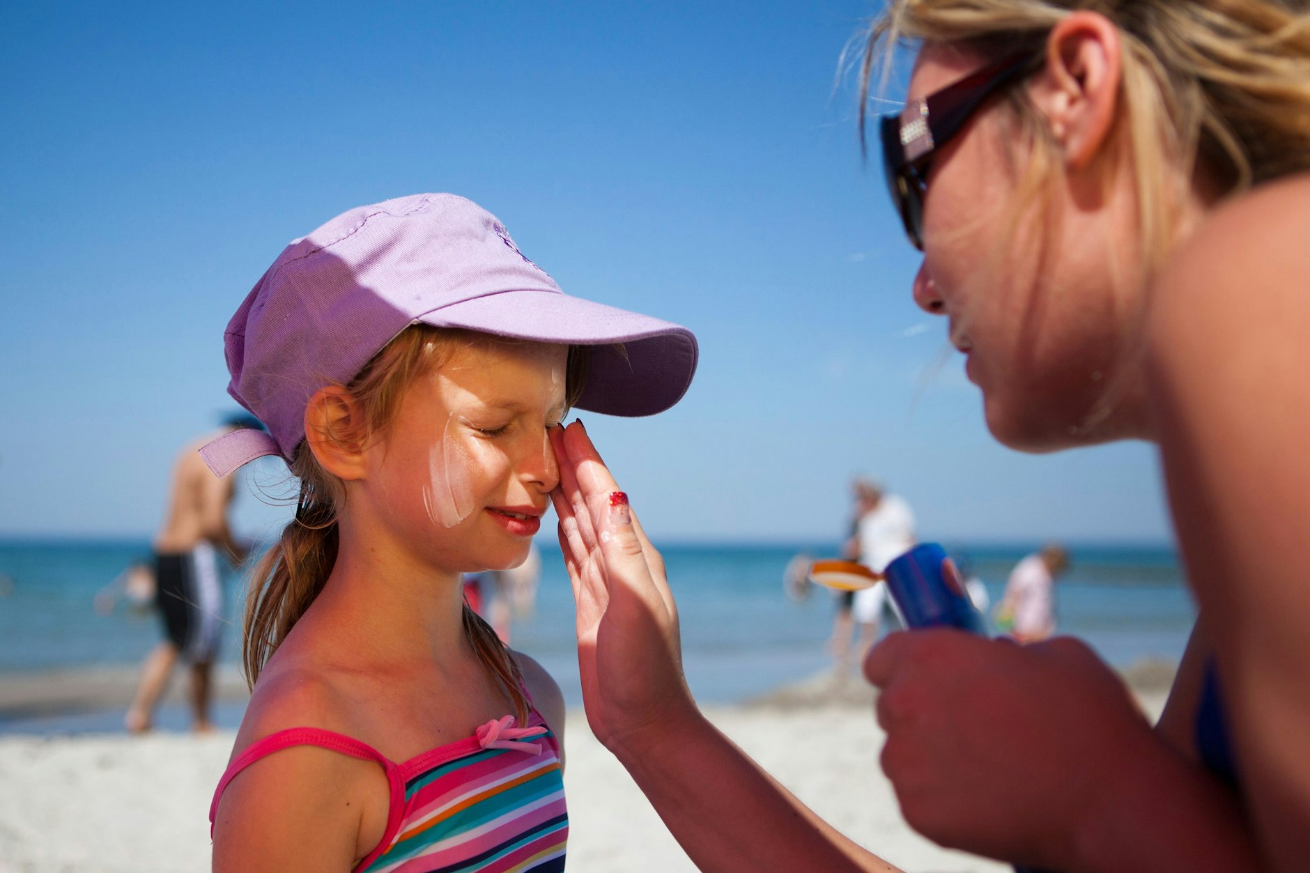 Sonnencremes am Strand sind auch für Kinder wichtig. Doch einige Produkte enthalten unerwünschte Spuren von Weichmachern.