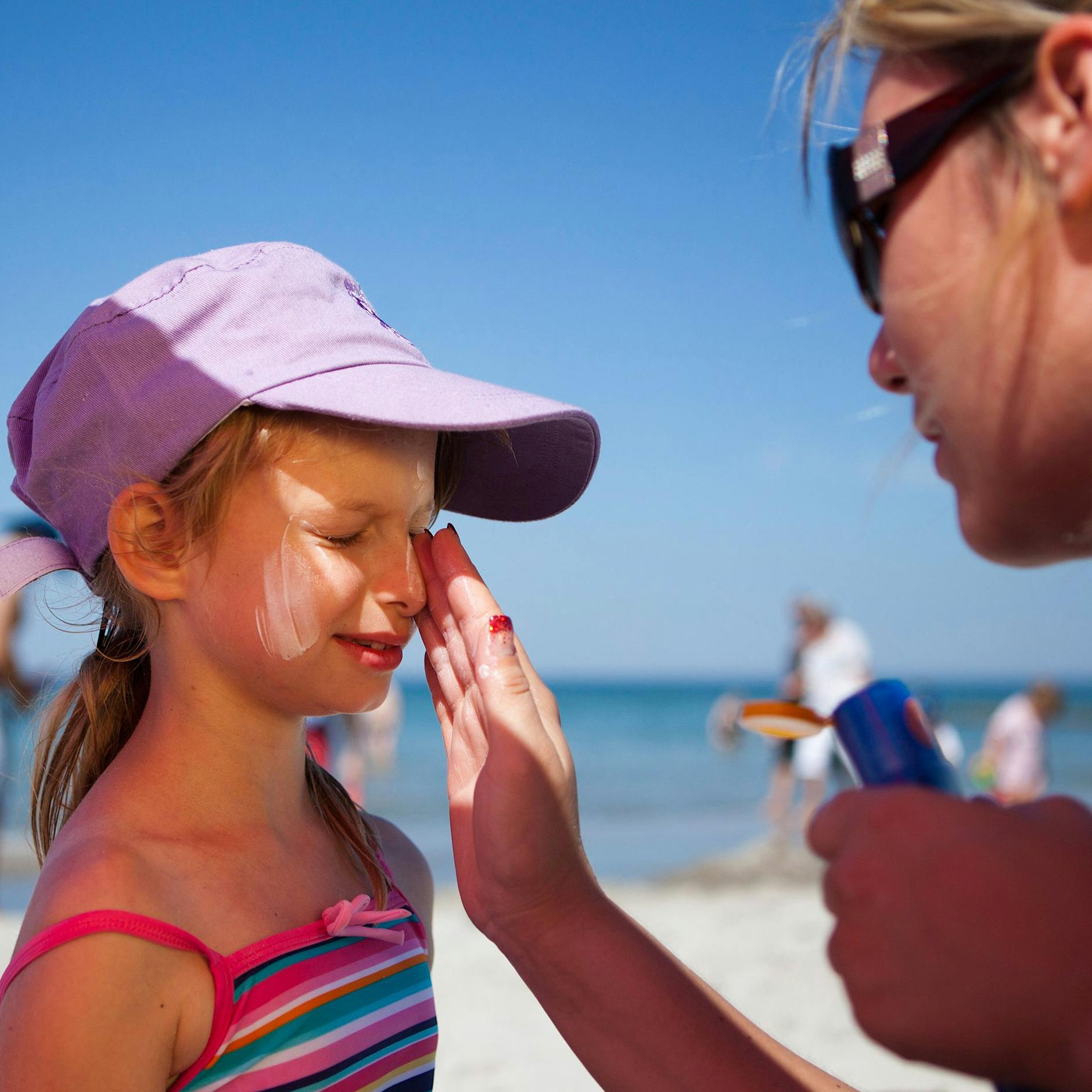 Eltern, aufgepasst! Verbotene Weichmacher in Kindersonnencreme