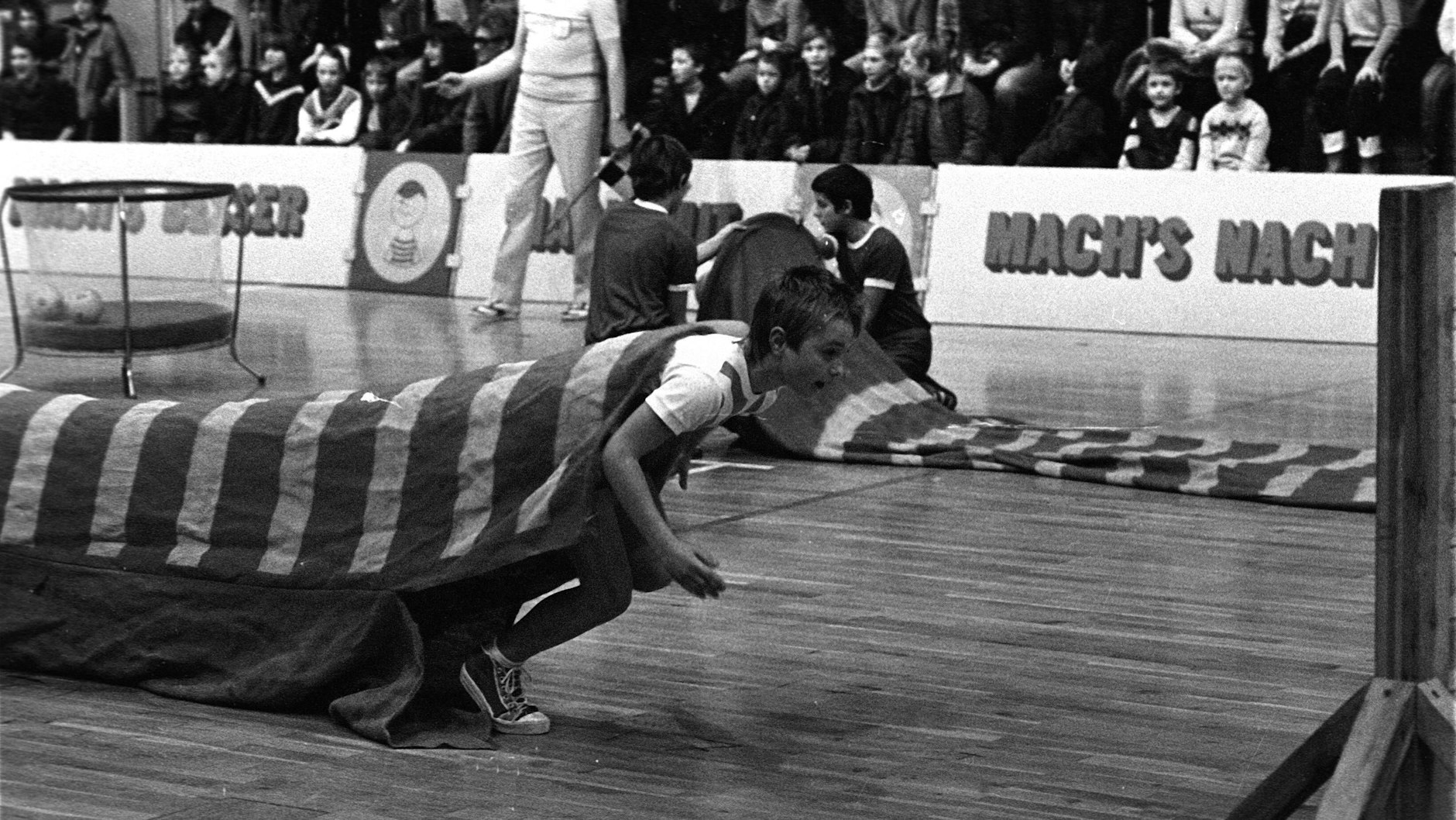 DDR-TV:&nbsp;„Mach mit, mach's nach, mach's besser“. Ein beliebtes Element der großen Abschlussstaffel war der Schlauch, durch den die Kinder robben mussten.