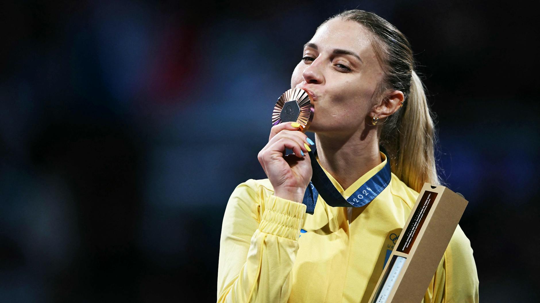 Olga Charlan feierte am Montag ihre Bronzemedaille im Fechten.