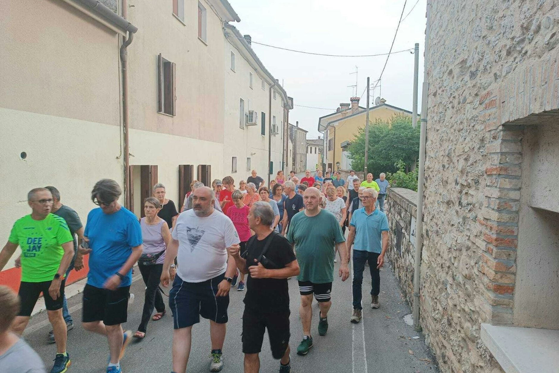 Bürgermeister Luciano Fregonese (Mitte, im grauen T-Shirt) führt seine Bürger zur Bürgersprechstunde auf einem Spaziergang durch die Straßen Valdobbiadenes.