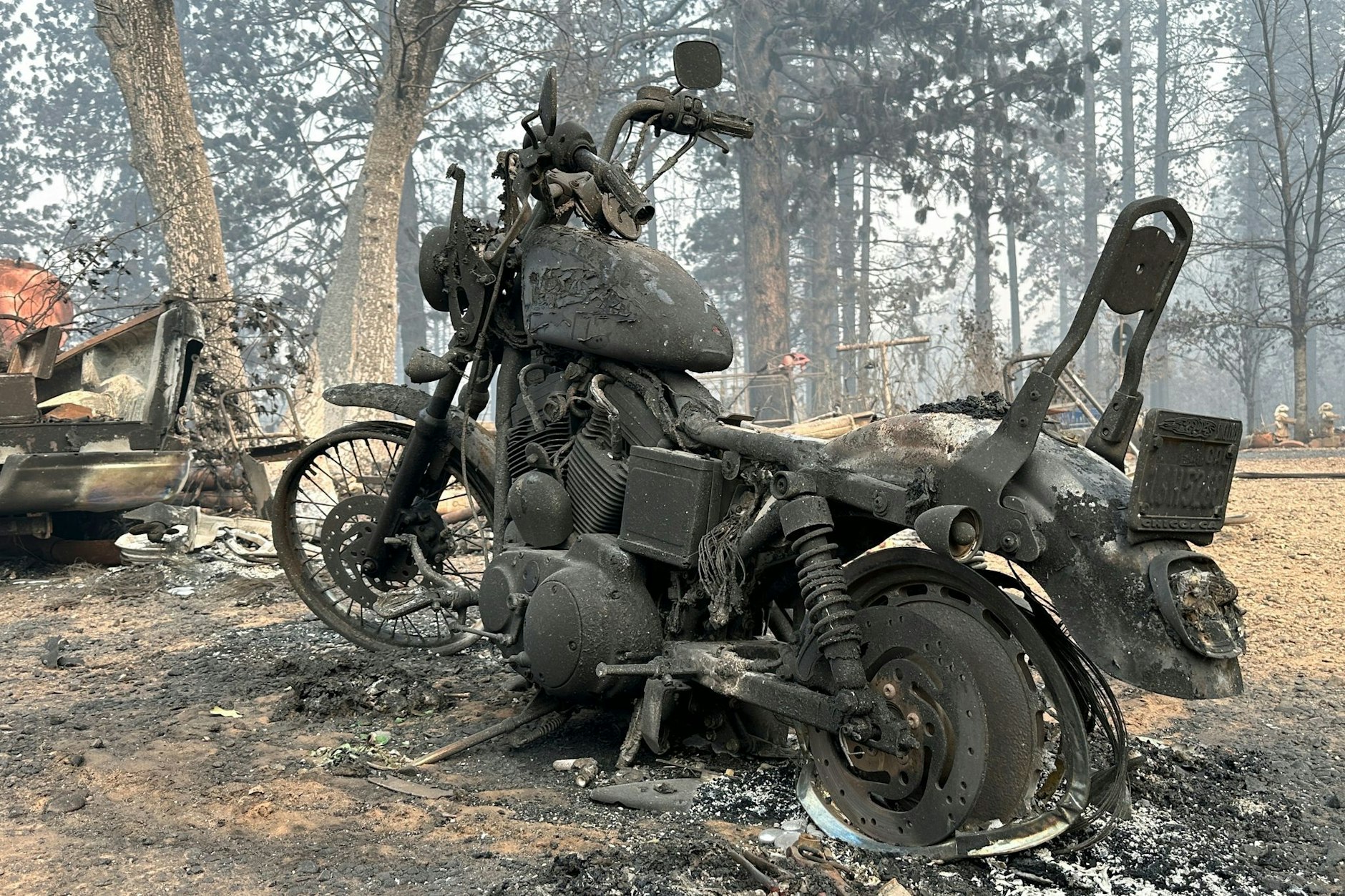 Ein verkohltes Motorrad ist nach dem «Park Fire» in der Gemeinde Cohasset zu sehen. (zu dpa: «Waldbrand in Kalifornien zerstört Dutzende Häuser»)