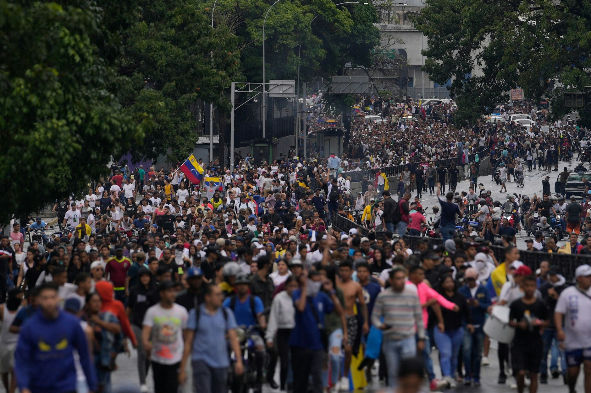 Caracas: Menschen protestieren am Tag nach der Wahl gegen die offiziellen Wahlergebnisse.&nbsp;