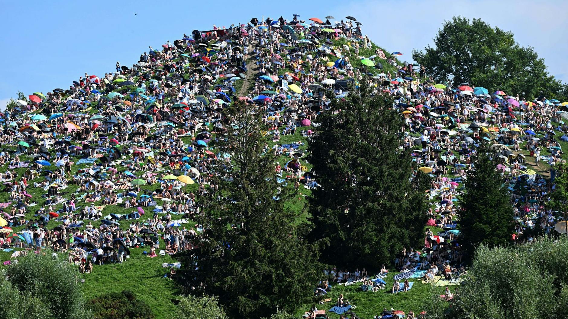 Kein Ticket für das Taylor Swift Konzert? Für die Fans kein Problem. Sie kletterten am Sonnabend (Foto) und Sonntag auf den Olympiaberg im Olympiapark von München, um ihrem Idol nahe zu sein.