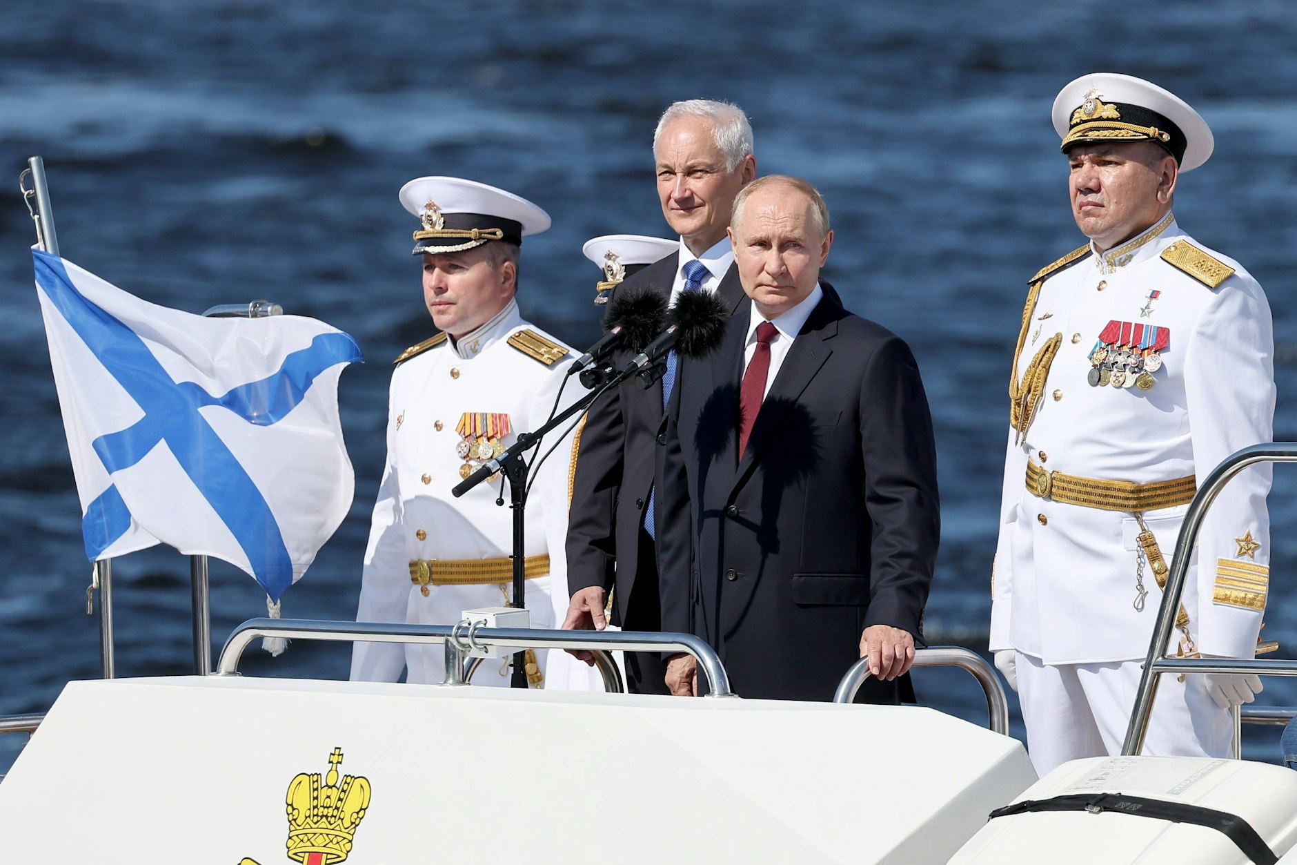 Wladimir Putin fährt gemeinsam mit Verteidigungsminister Beloussow und Kommandeuren der russischen Marine auf der Newa in Sankt Petersburg. Am Wochenende wurde der Tag der Marine gefeiert – ein Nationalfeiertag in Russland.&nbsp;