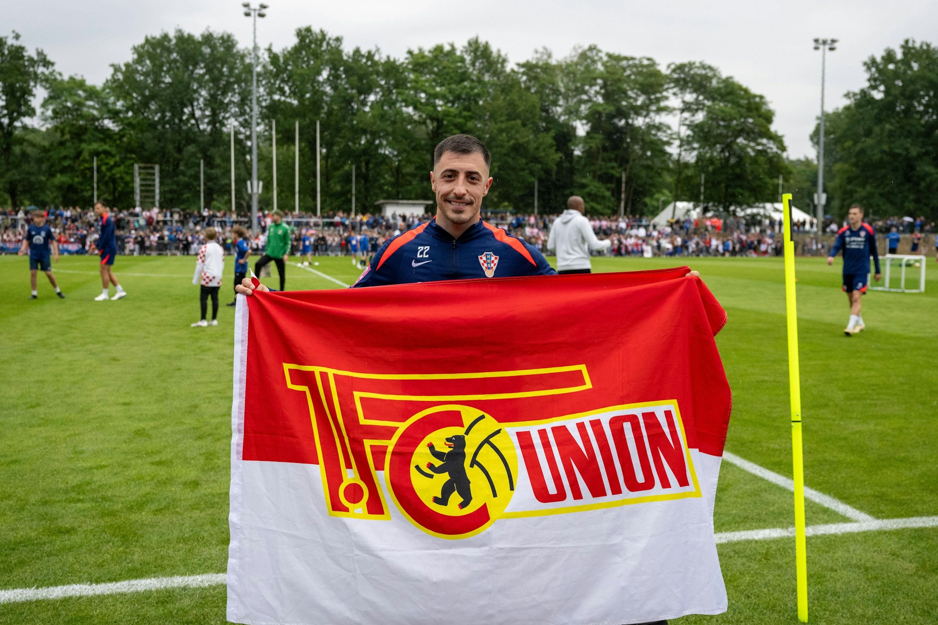 Da war die EM-Welt noch in Ordnung: Josip Juranovic zeigt bei der kroatischen Nationalmannschaft in Neuruppin stolz eine Fahne des 1. FC Union.