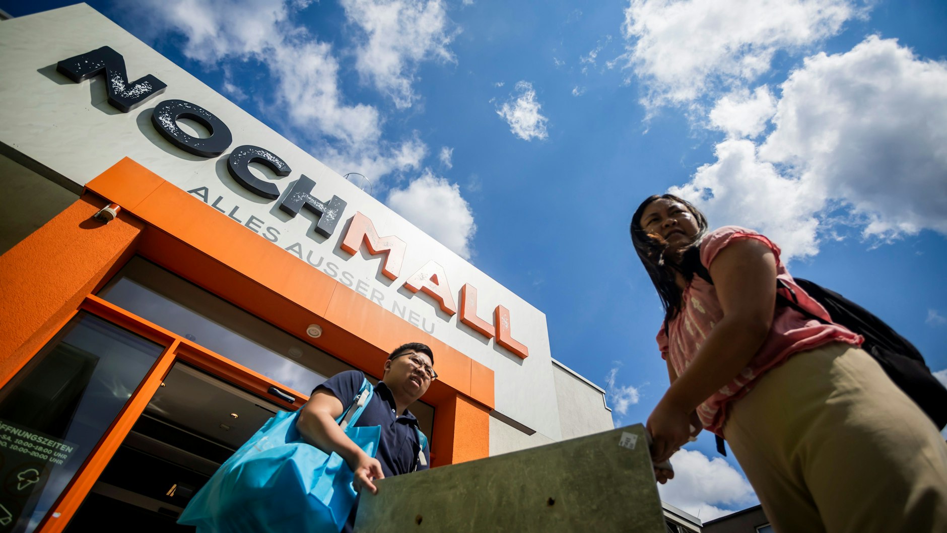 Berlin: Kunden tragen Ware aus dem Gebrauchtwarenkaufhauses „NochMall“ der Berliner Stadtreinigung (BSR).&nbsp;