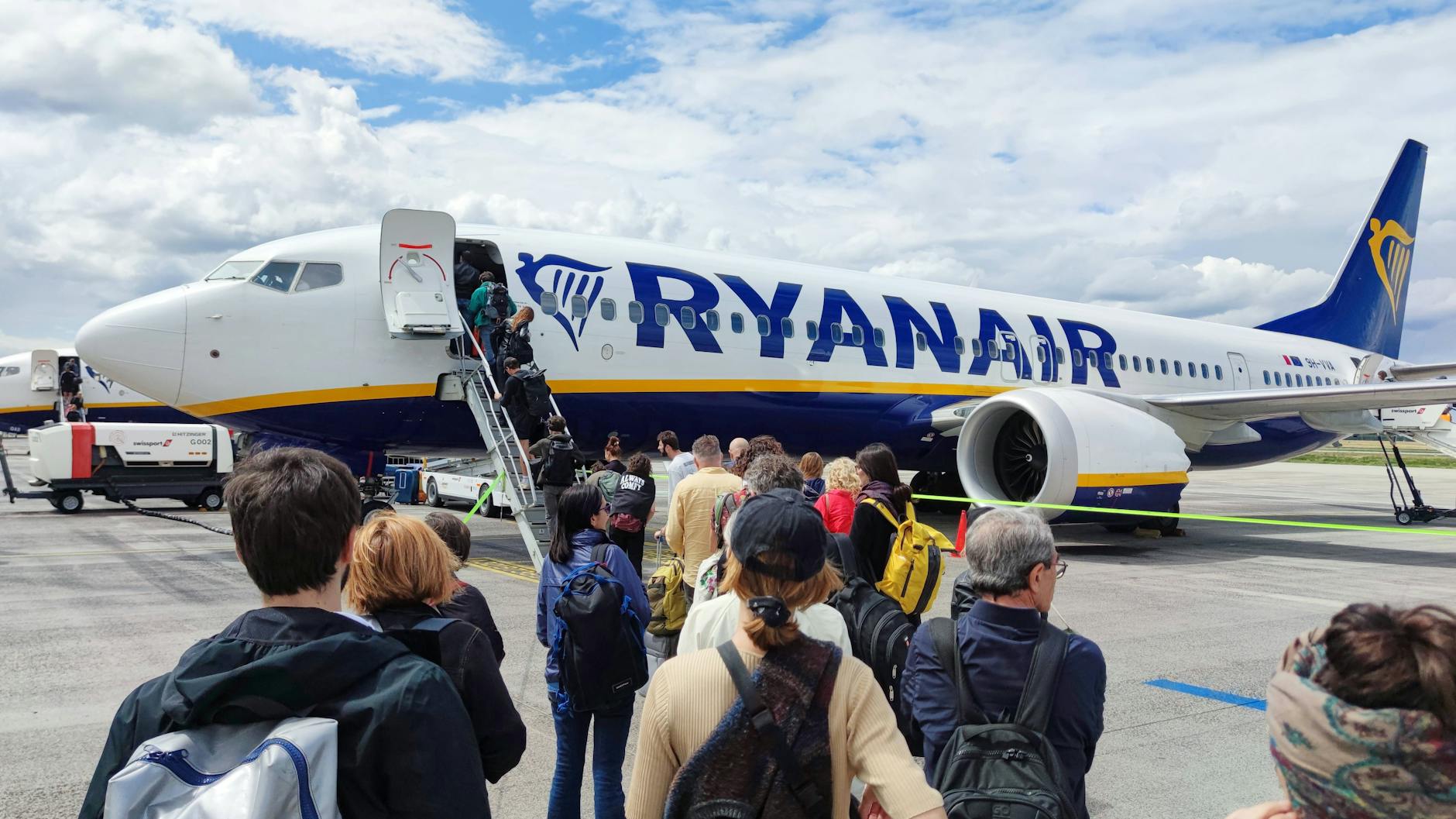 Wollen das ungemütliche Berliner Wetter hinter sich lassen: Passagiere steigen in einen Ryanair-Flieger.