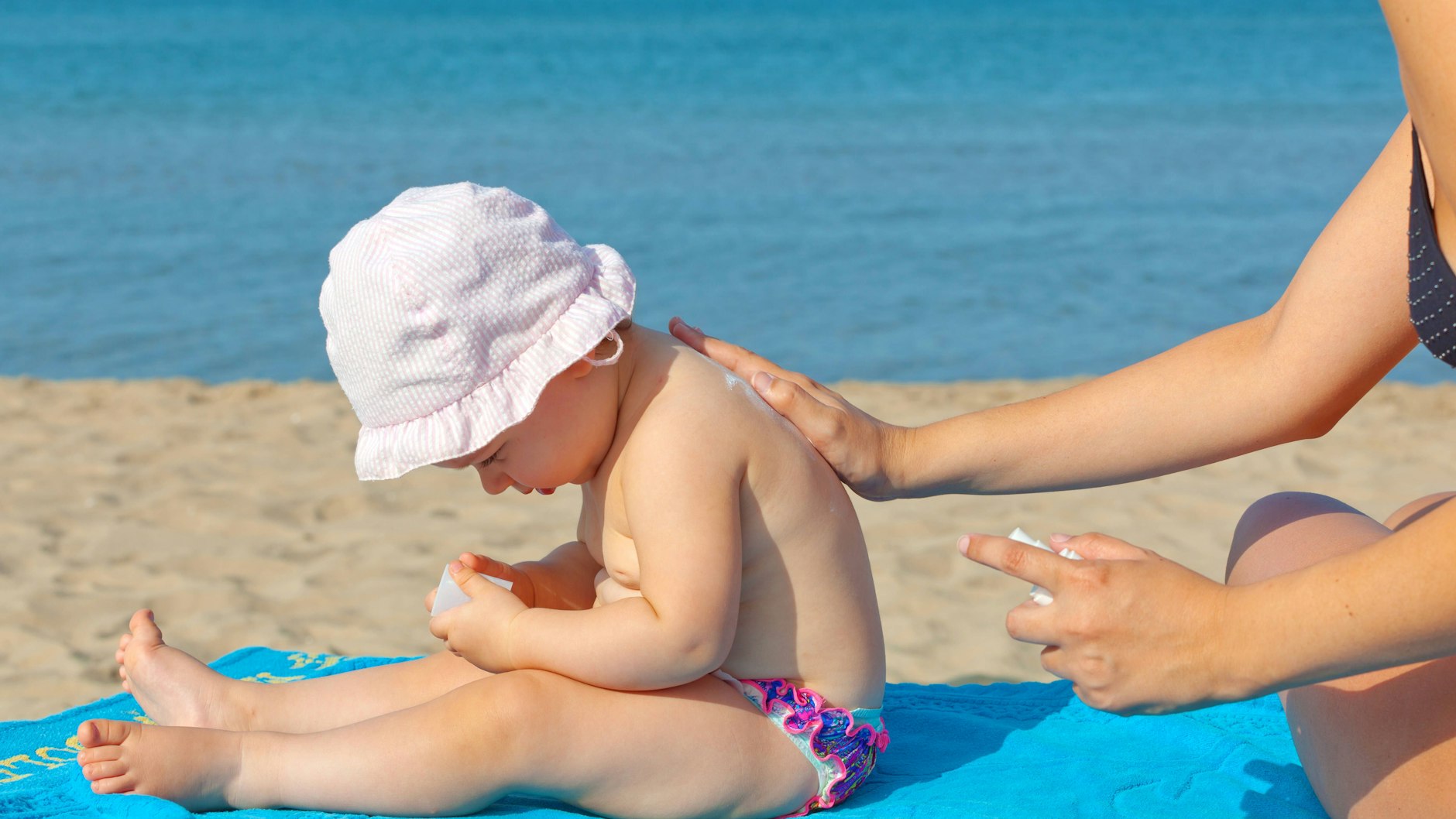 Das richtige Einreiben mit Sonnencreme ist auch für Babys wichtig. UV-Strahlung ist und bleibt die Hauptursache für Hautkrebs.