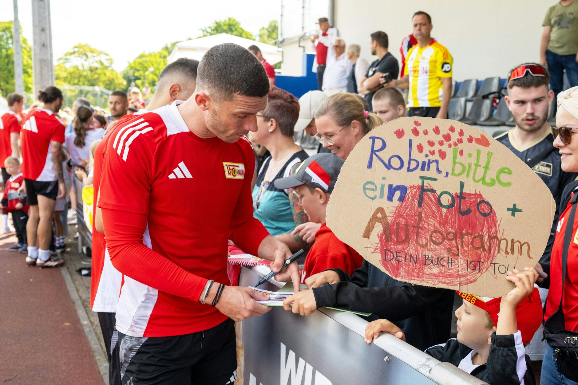Robin Gosens (30) ist bei den Fans des 1. FC Union weiterhin sehr beliebt. Im Trainingslager in Neuruppin stehen viele für ein Autogramm Schlange.&nbsp;
