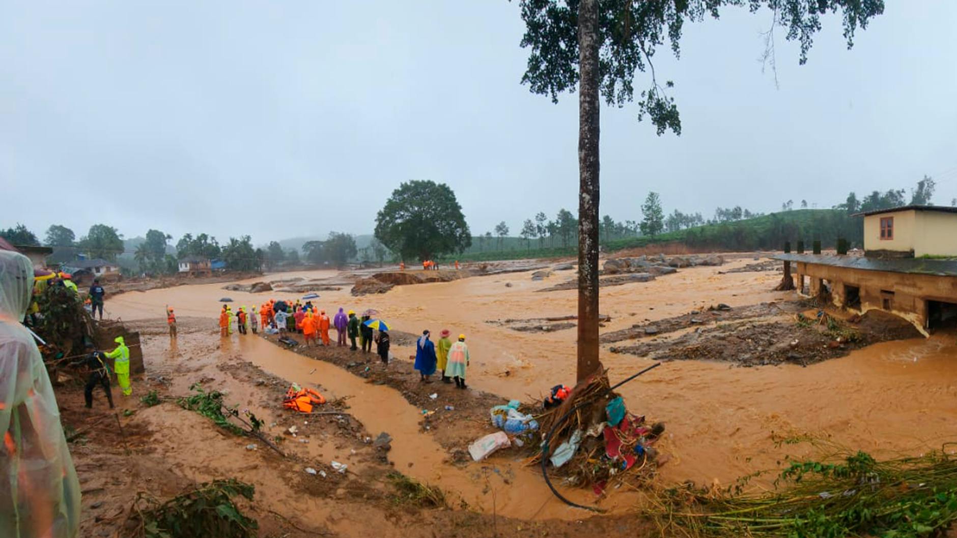 Indien, Wayanad: Retter und andere inspizieren die Stelle, nachdem Erdrutsche hügelige Dörfer im Bezirk Wayanad im indischen Bundesstaat Kerala getroffen haben. 
