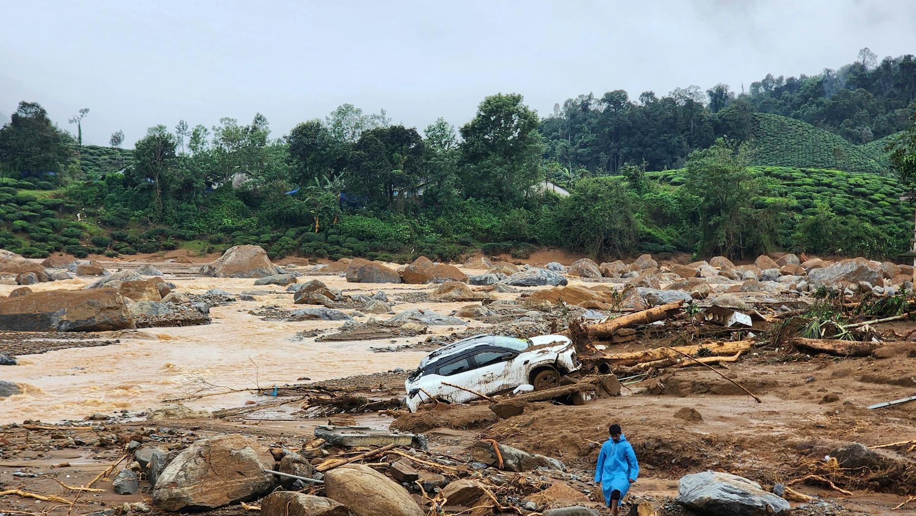 Ein beschädigtes Auto liegt inmitten von Trümmern, nachdem Erdrutsche hügelige Dörfer im Bezirk Wayanad im indischen Bundesstaat Kerala heimgesucht haben. 