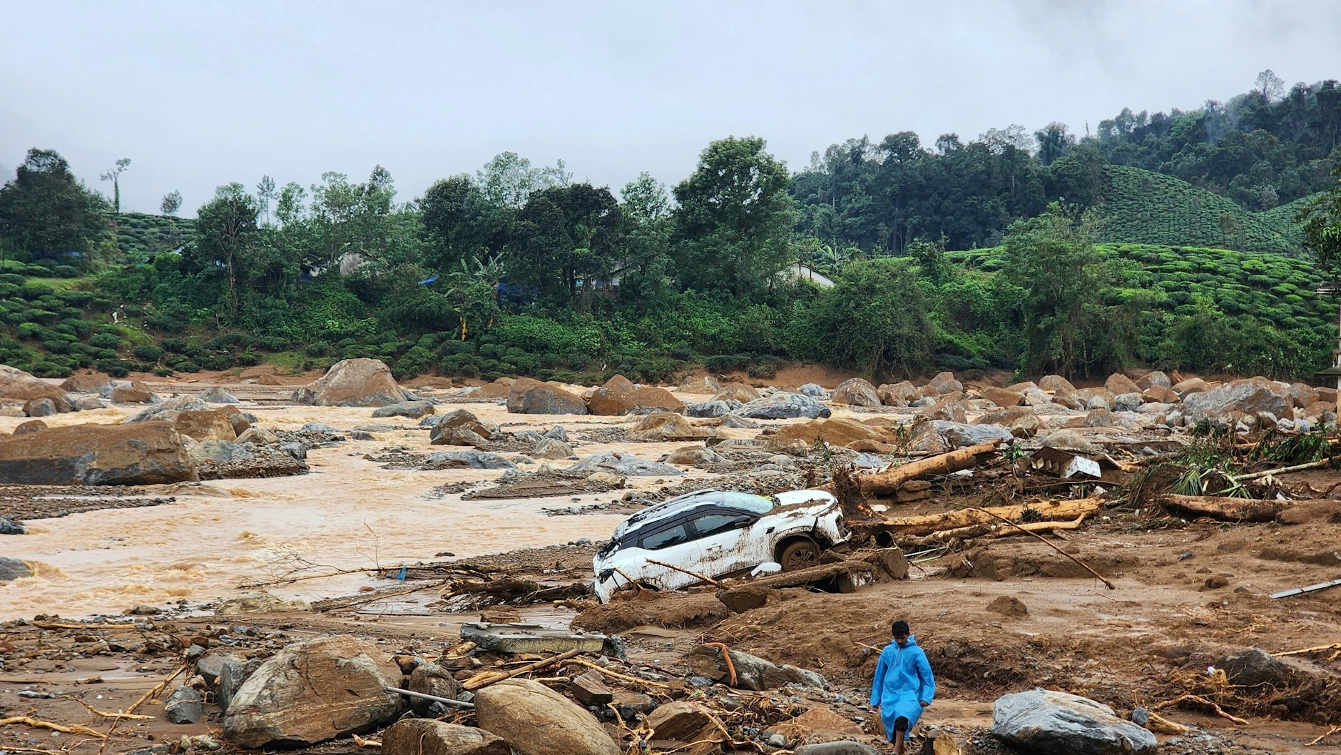 Ein beschädigtes Auto liegt inmitten von Trümmern, nachdem Erdrutsche hügelige Dörfer im Bezirk Wayanad im indischen Bundesstaat Kerala heimgesucht haben.&nbsp;