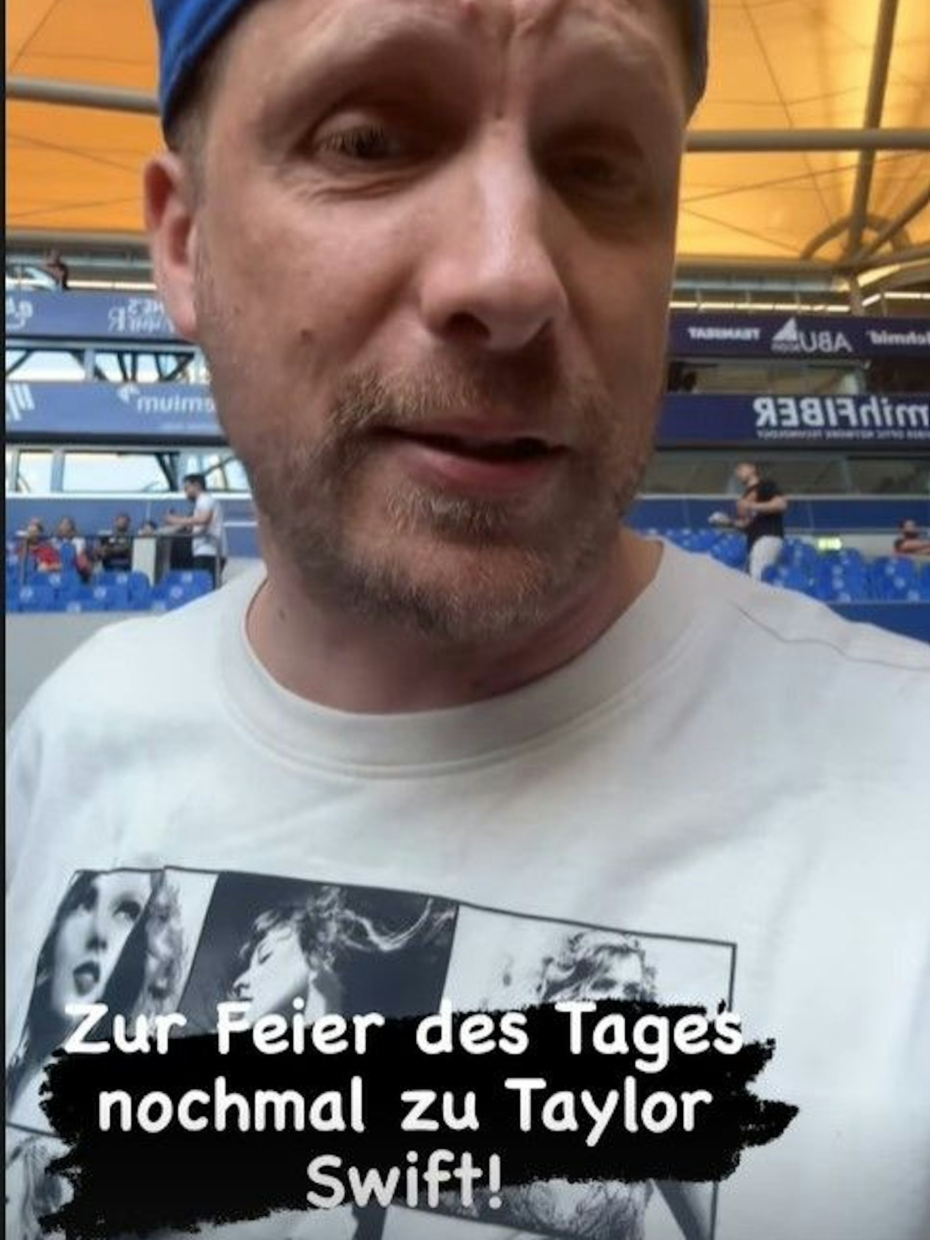 Oliver Pocher trägt ein Fan-Shirt von Taylor Swift bei einem Konzert von Rammstein.
