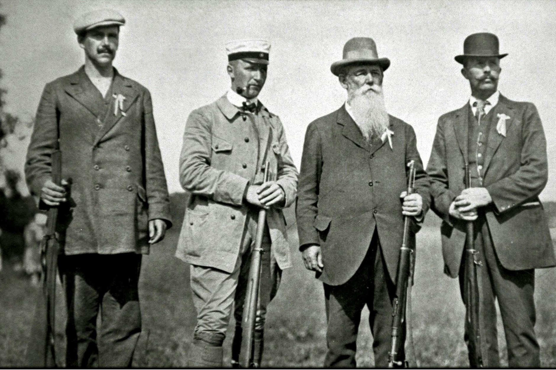 Schwedens Sieger im Mannschaftsschießen auf laufende Hirsche bei den Olympischen Spielen 1912: Tore Swahns (Vater), Alf Swahn und sein Großvater Oscar Gomer Swahn (v.l.) Rechts: ein namentlich nicht genanntes Teammitglied.