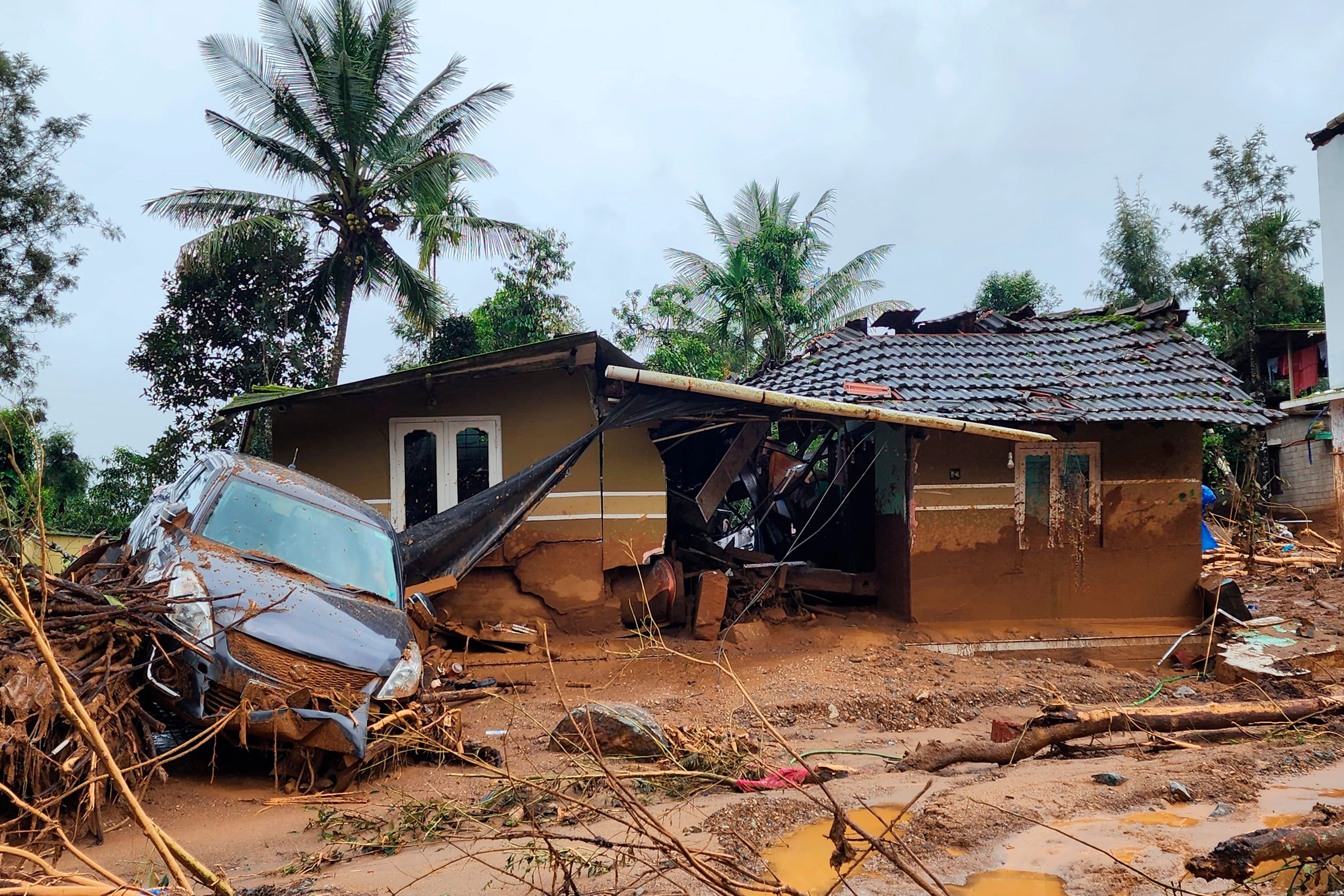 Ein beschädigtes Auto und ein Haus nach einem Erdrutsch in einem Bergdorf im Bezirk Wayanad im indischen Bundesstaat Kerala.&nbsp;