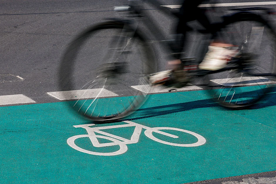Seit Freitag nutzen Radfahrende den neuen Radweg in Charlottenburg auf der Sömmeringstraße.
