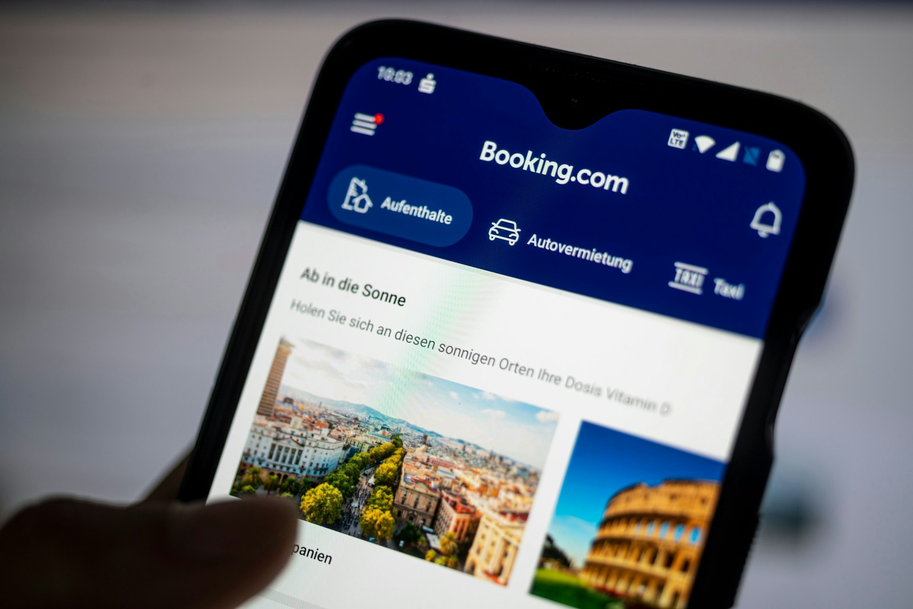 Auf einem Smartphone ist die App des Reiseportals Booking.com.