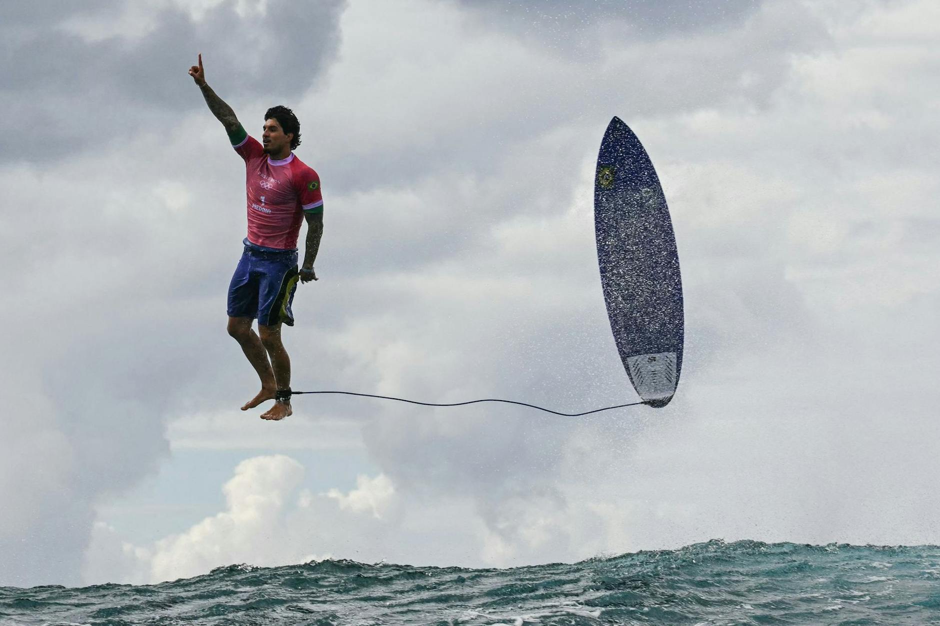 Der Brasilianer Gabriel Medina steht in der Luft.