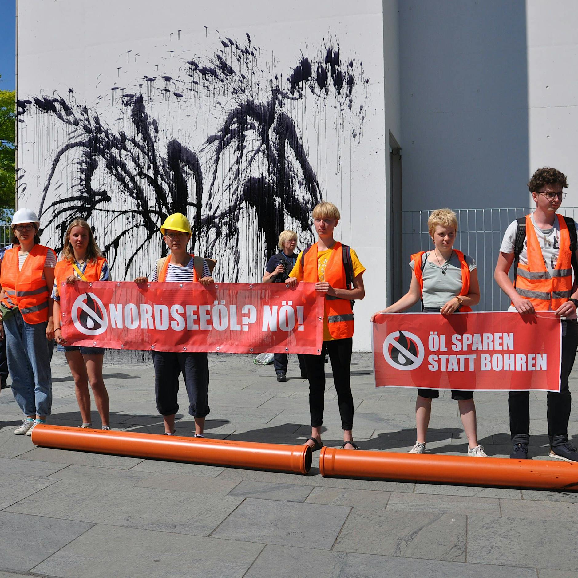Letzte Generation wegen Farbattacke auf Kanzleramt vor Gericht – Angeklagter abwesend