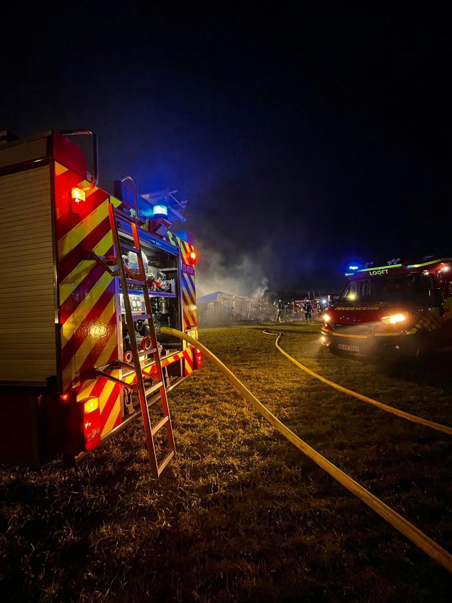 Obwohl die Retter schnell vor Ort waren, mussten drei Personen mit einer Rauchgasvergiftung behandelt werden.
