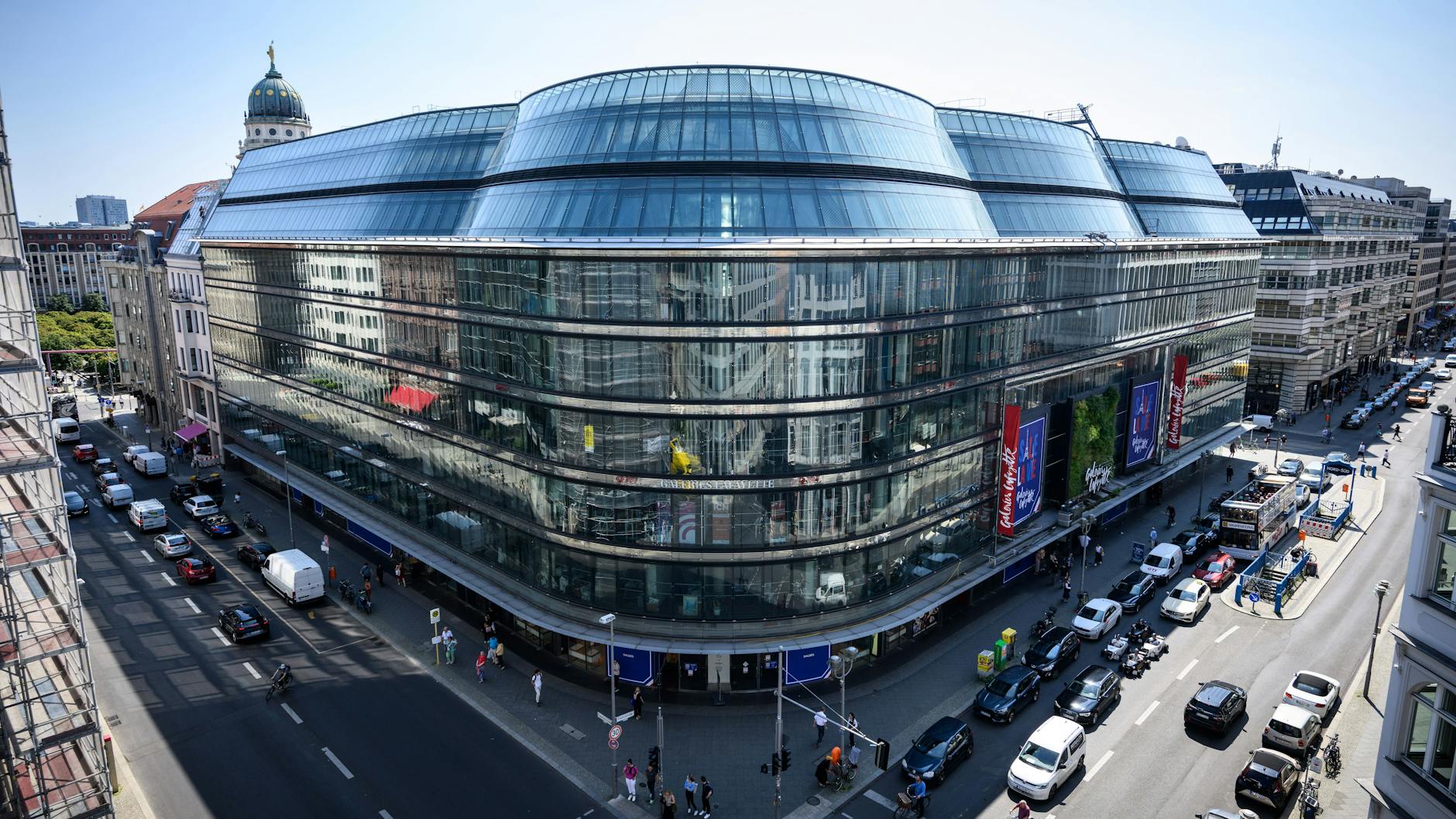 Das Luxuskaufhaus Galeries Lafayette an der Friedrichstraße in Berlin-Mitte. Die französische Kaufhauskette Galeries Lafayette schließt ihre Berliner Filiale im Quartier 207 am 31. Juli.