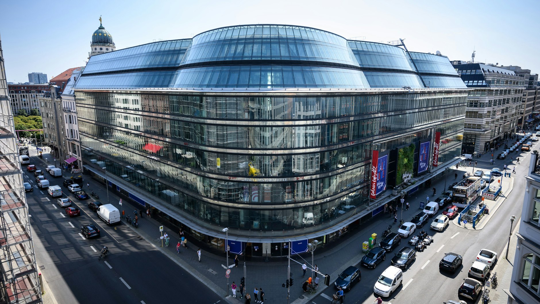 Das Luxuskaufhaus Galeries Lafayette an der Friedrichstraße in Berlin-Mitte. Die französische Kaufhauskette Galeries Lafayette schließt ihre Berliner Filiale im Quartier 207 am 31. Juli.