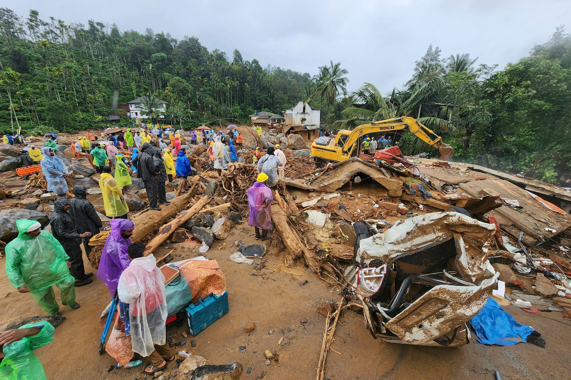 dpatopbilder - 30.07.2024, Indien, Wayanad: Retter und andere Personen stehen inmitten von Trümmern. Nach heftigen Regenfällen im Süden Indiens gab es viele Tote und Verletzte durch Erdrutsche. Foto: -/AP/dpa +++ dpa-Bildfunk +++