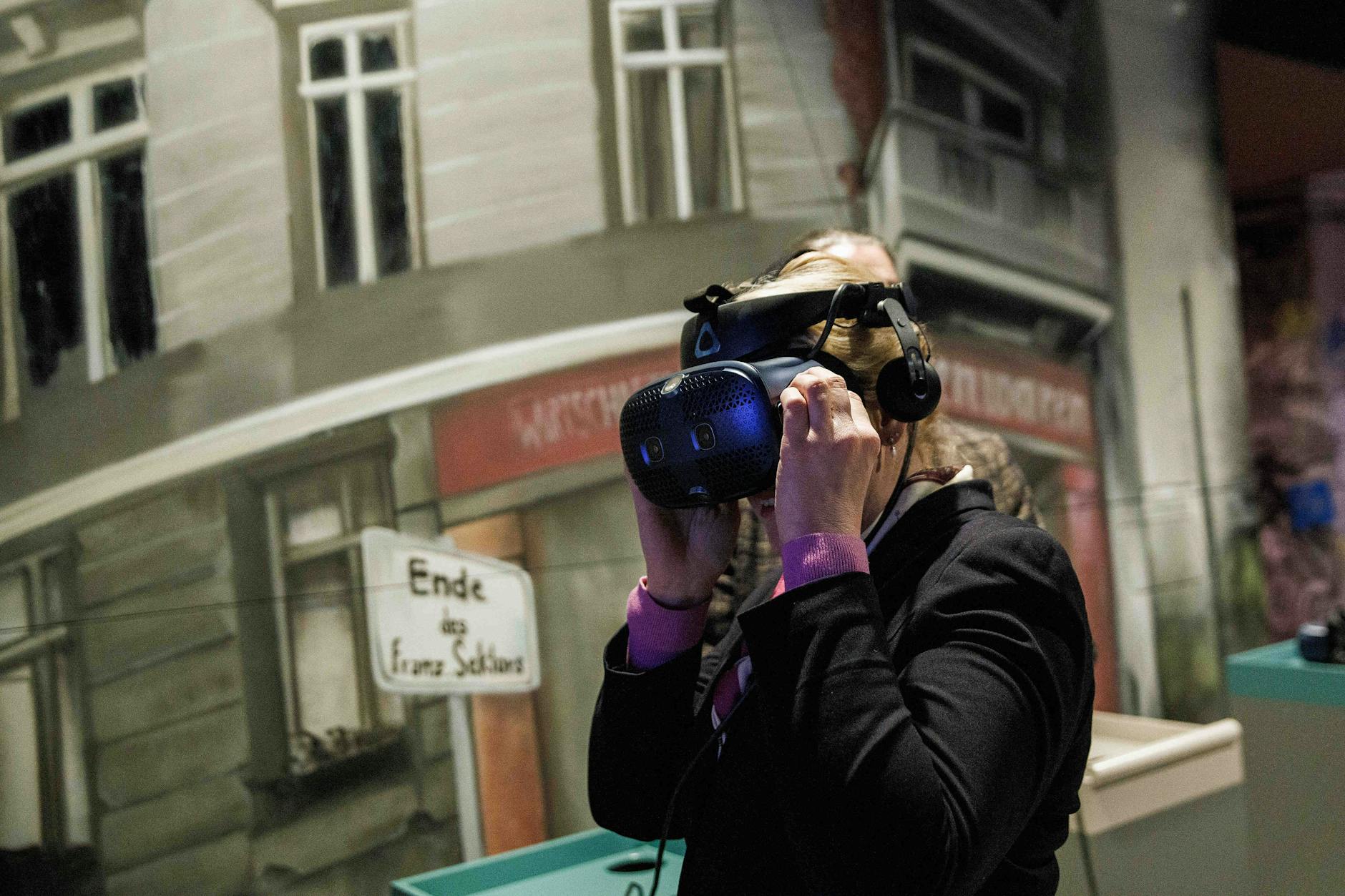 26. November 2022: Franziska Giffey (SPD), damals Regierende Bürgermeisterin von Berlin, trägt eine VR-Brille bei einem Eröffnungsrundgang im Cold War Museum Berlin. (Archivbild)