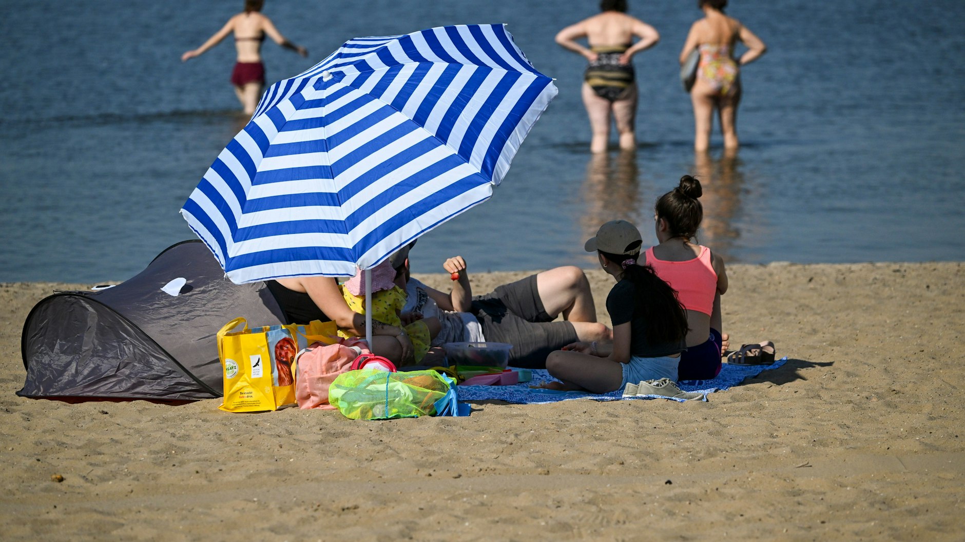 Der Schirm schützt vor der Sonne: Das Wasser am Müggelsee war heute gegen 14 Uhr knapp 25 Grad warm.