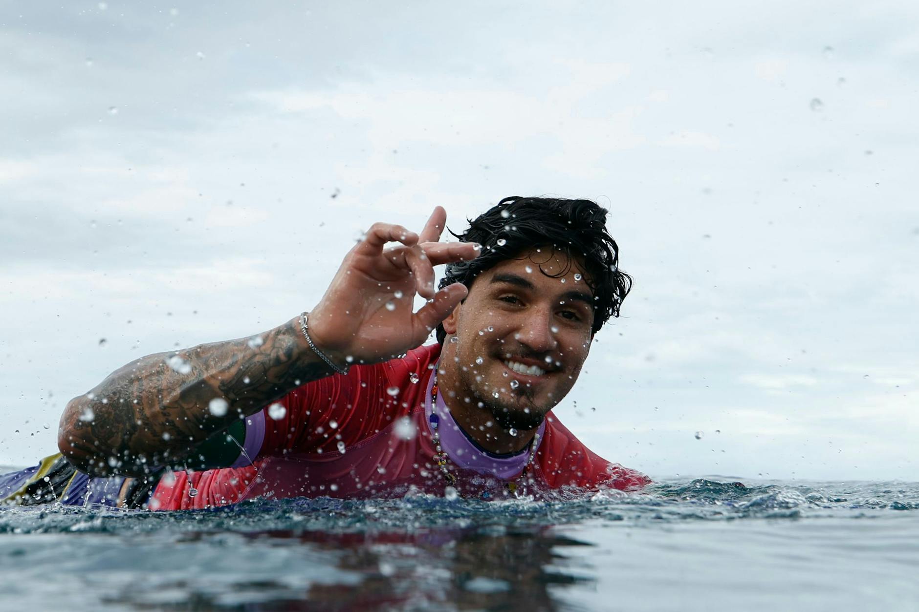 Gabriel Medina freut sich über die hohe Wertung.