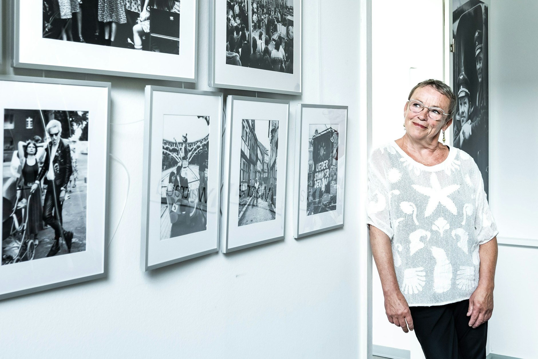 Marion Klemp betrachtet in der Fotoausstellung „Blickwechsel“ im Haus 22 auf dem einstigen Stasi-Gelände in Lichtenberg ihre Bilder. Unser Autor hatte ja keine Ahnung, dass seine einstige KURIER-Kollegin zu DDR-Zeiten als eine der wenigen Fotografinnen arbeitete.