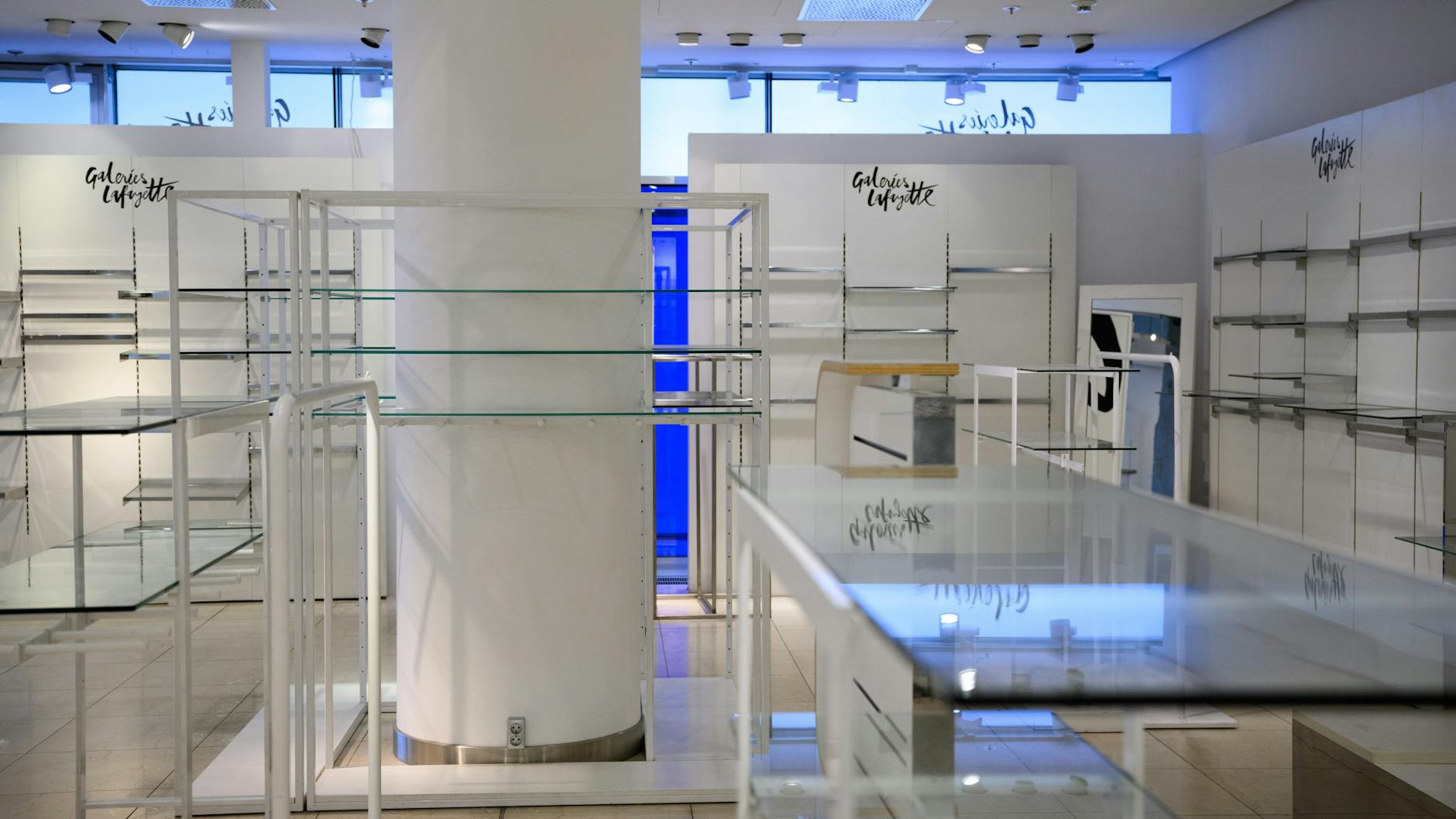 Es geht zu Ende: Leere Regale im Luxuskaufhaus Galeries Lafayette an der Friedrichstraße in Berlin-Mitte.