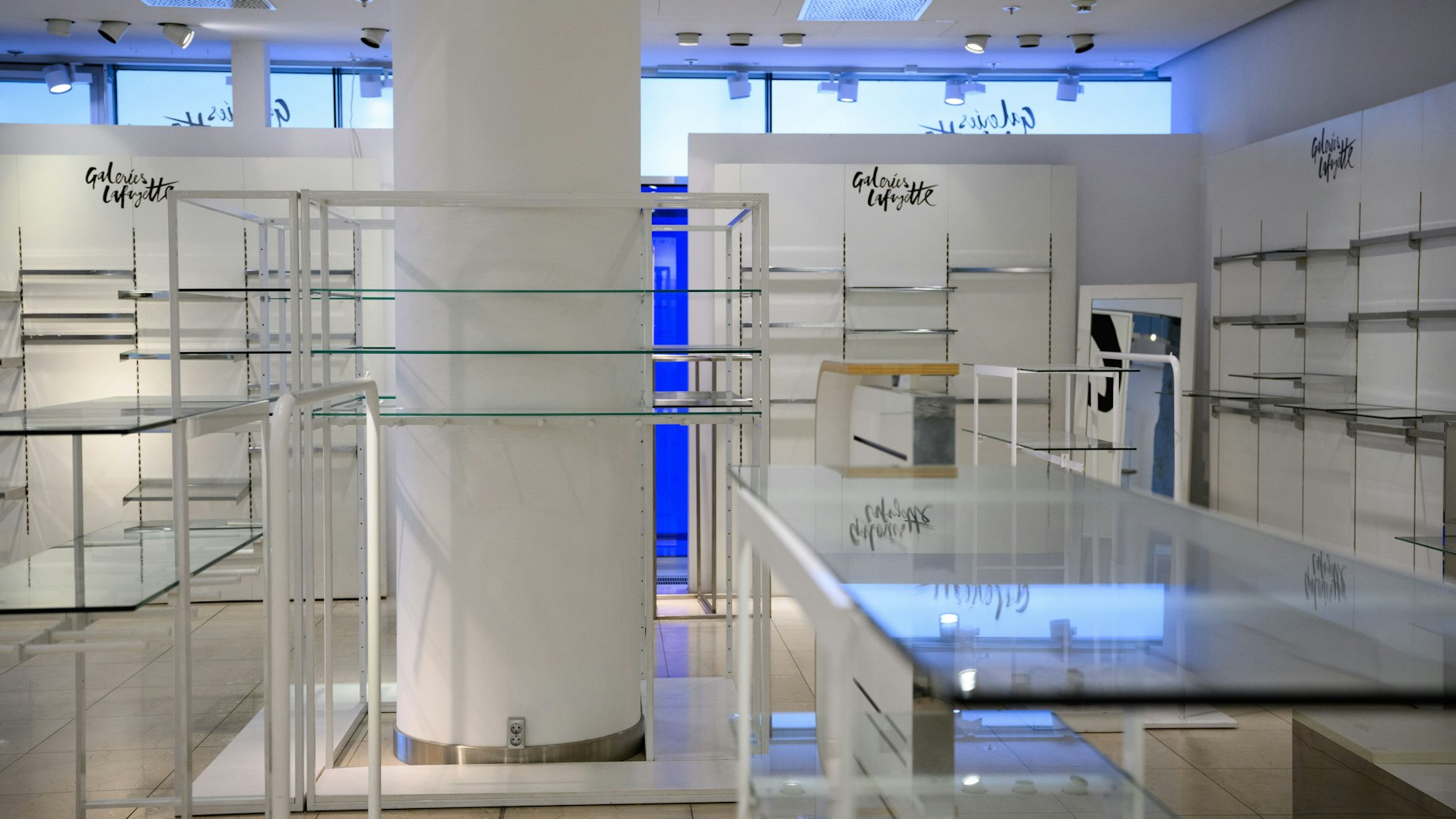 Es geht zu Ende: Leere Regale im Luxuskaufhaus Galeries Lafayette an der Friedrichstraße in Berlin-Mitte.