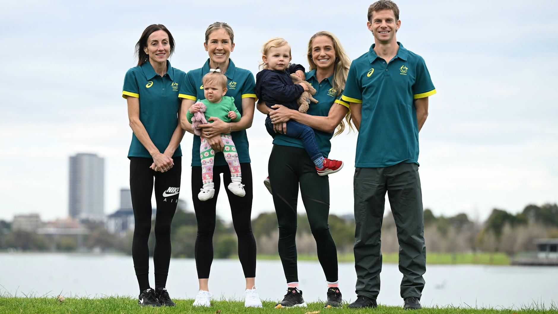 Sinead Diver, Jessica Stenson mit Tochter Ellie, Genevieve Gregson mit Sohn Archer und Brett Robinson (v.li.) posieren für ein Foto während der Bekanntgabe der Athleten, die für Australien beim Marathon bei den Olympischen Spielen 2024 in Paris antreten werden.