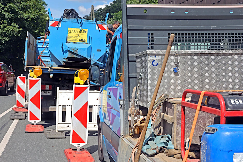 In Marzahn-Hellersdorf verzögert sich die Fertigstellung der Fahrbahn nach einem Wasserrohrbruch auf dem Blumberger Damm.