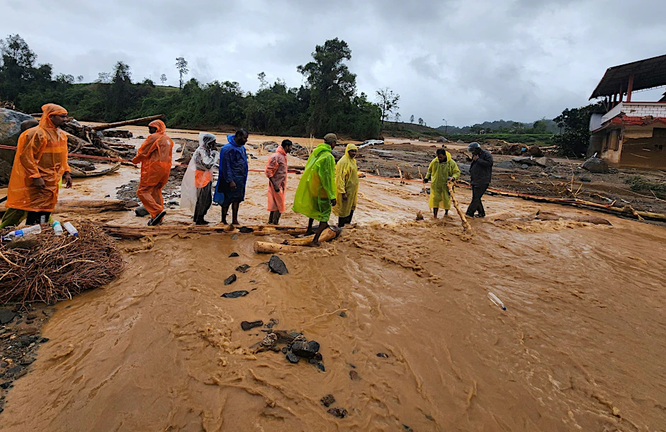 Helfer inspizieren eine Stelle, an der es im Bezirk Wayanad im indischen Bundesstaat Kerala einen Erdrutsch gegeben hatte.&nbsp;