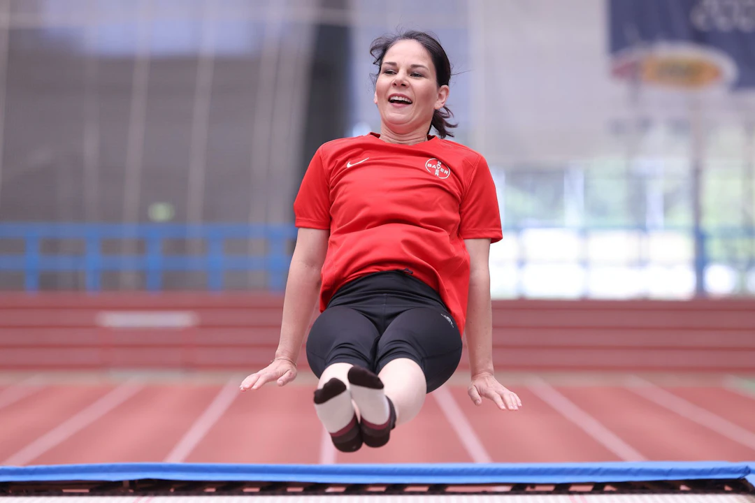 Annalena Baerbock Trampolin Tsv Pattensen Annalena Baerbock turnt auf dem Trampolin: Besuch in Nordrhein-Westfalen