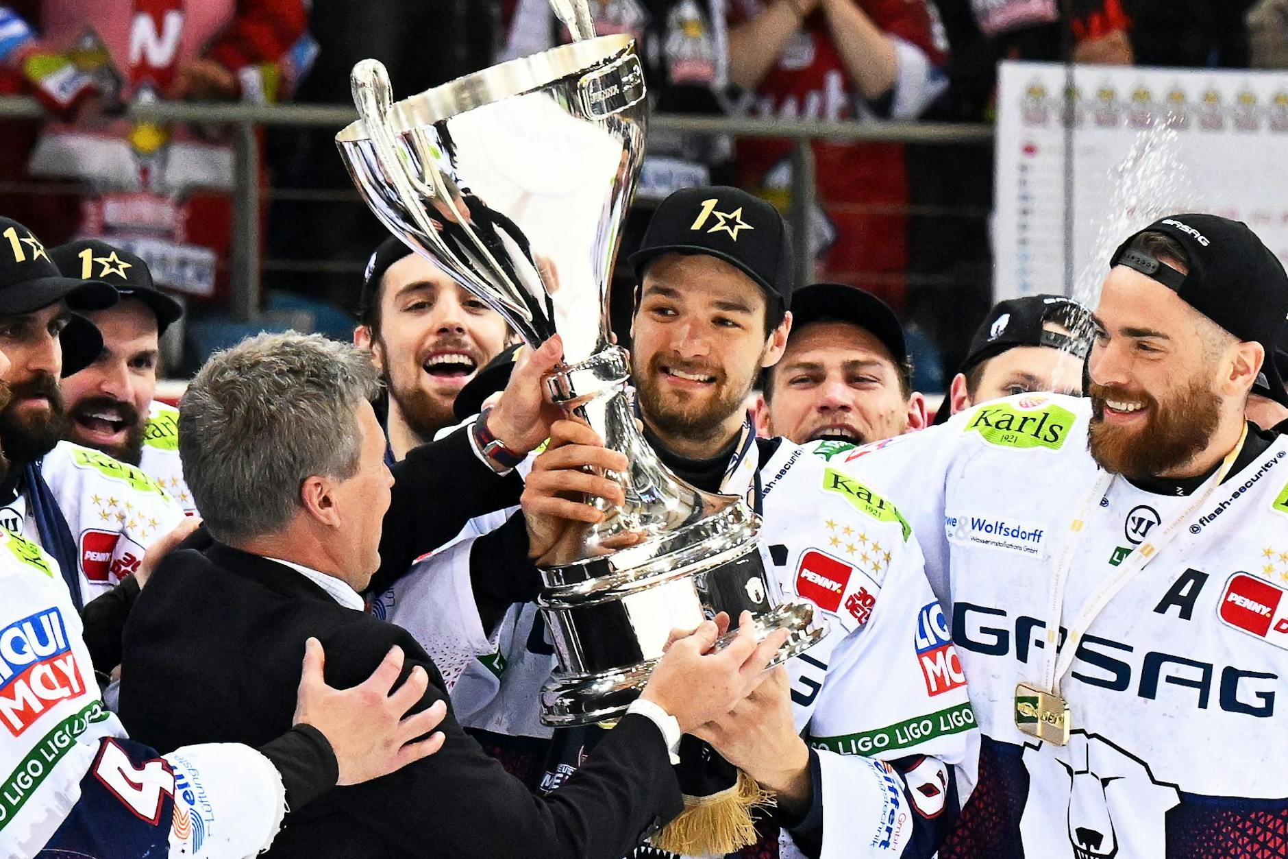Vom Meisterpokal bekommen Kai Wissmann (M.) und alle anderen Eisbären nie genug.