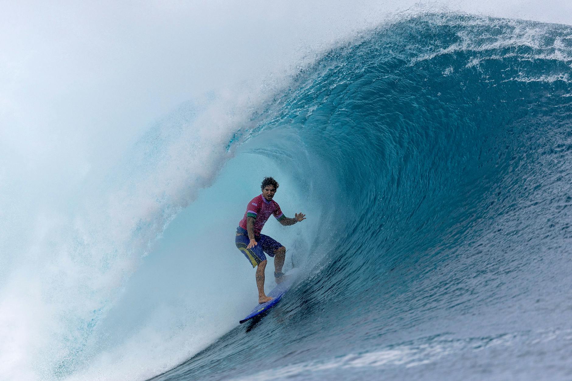 Gabriel Medina reitet die Welle.
