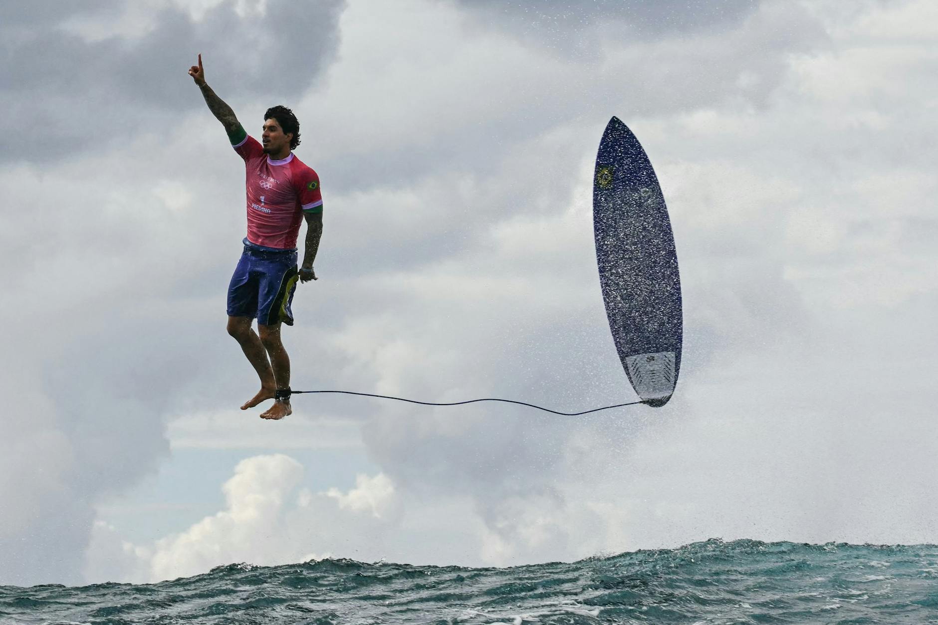 Der Brasilianer Gabriel Medina hebt ab!