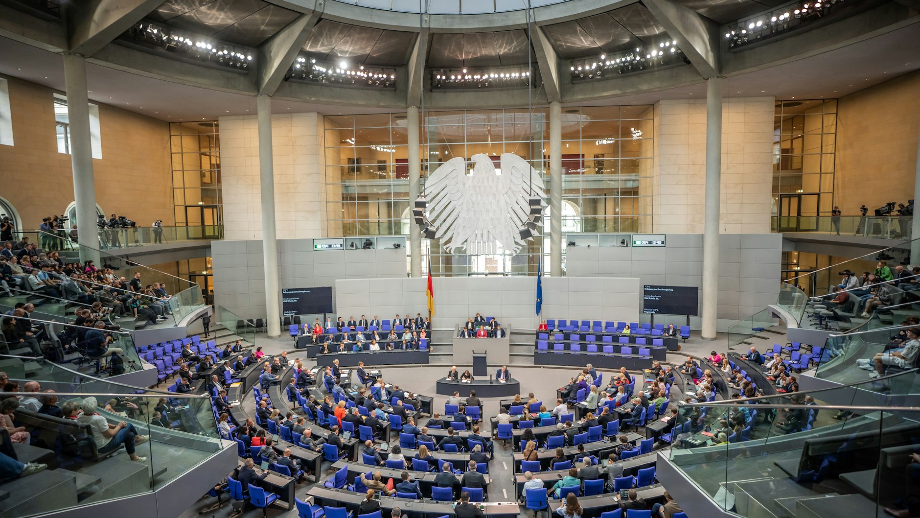 Es sieht so aus, als ob Parteien, die bei der Bundestagswahl keine fünf Prozent erreichen, aber drei Direktmandate gewinnen, weiterhin  in der Stärke ihres Zweitstimmenergebnisses in den Bundestag einziehen.