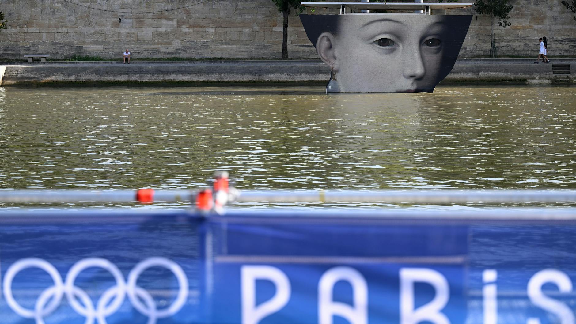 Die Seine in Paris ist leicht angeschmuddelt – um es mal vorsichtig auszudrücken. So durften die Triathleten am Dienstag nicht ins Wasser. Gesundheit geht vor!