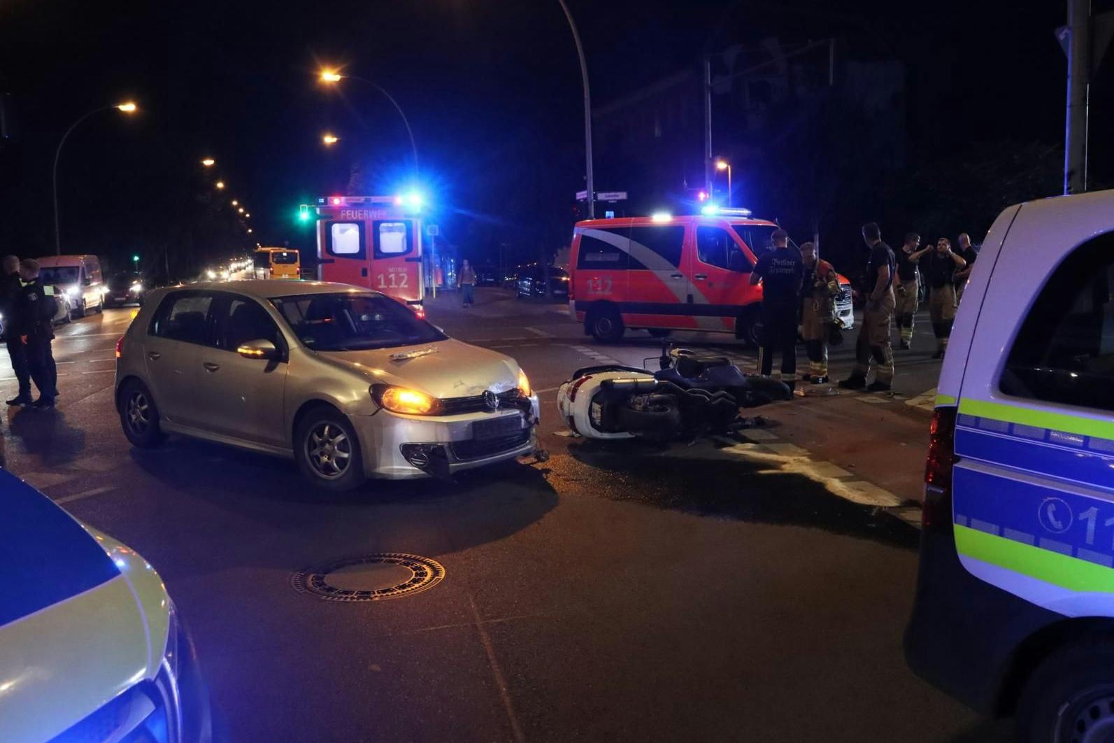 Das „Duell“ zwischen Golf und Motorroller ging nicht gut aus. Der Rollerfahrer kam schwer verletzt in ein Krankenhaus.