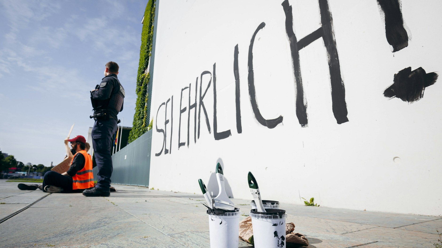 Das Bundeskanzleramt in Berlin wurde von den Klimaprotestlern mit schwarzer Farbe beschmiert.