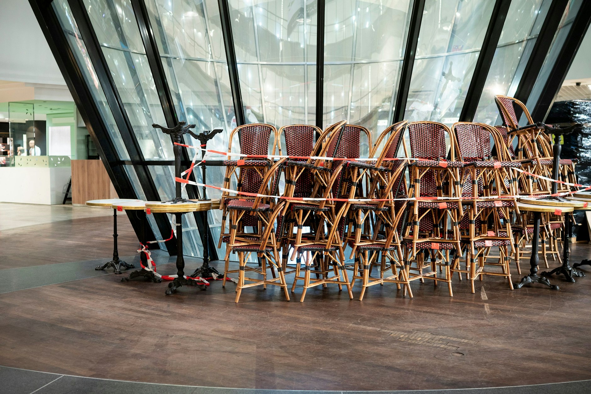 Kehraus in den Galeries Lafayette an der Friedrichstraße. Zum Ende des Jahres müssen die Franzosen das Haus besenrein übergeben.