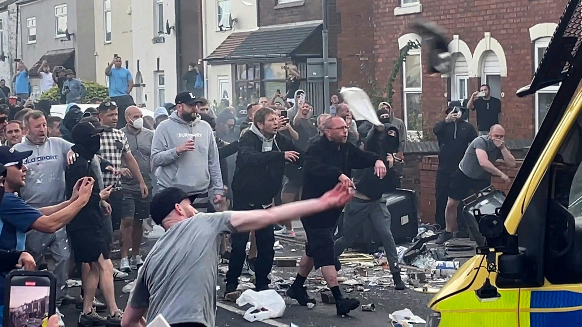 Gewalttätige Demonstranten griffen die Polizei an.&nbsp;