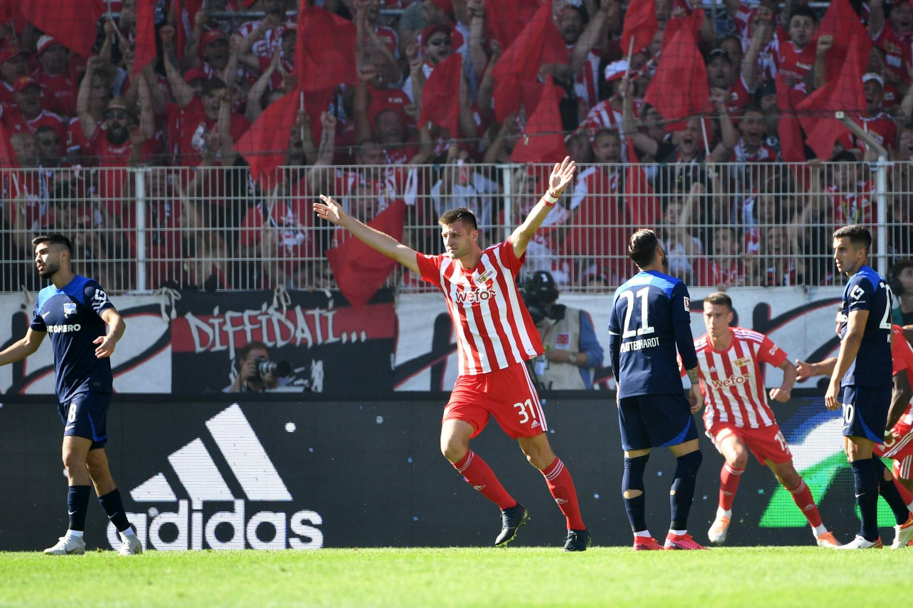 Ex-Unioner Robin Knoche (32) weiß ganz genau, wie man gegen Hertha BSC gewinnt. Der Verteidiger traf bereits dreimal gegen die Blau-Weißen. 